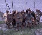 Викинги высадке своей лодке полностью вооруженные и с щитом и копьем в руках